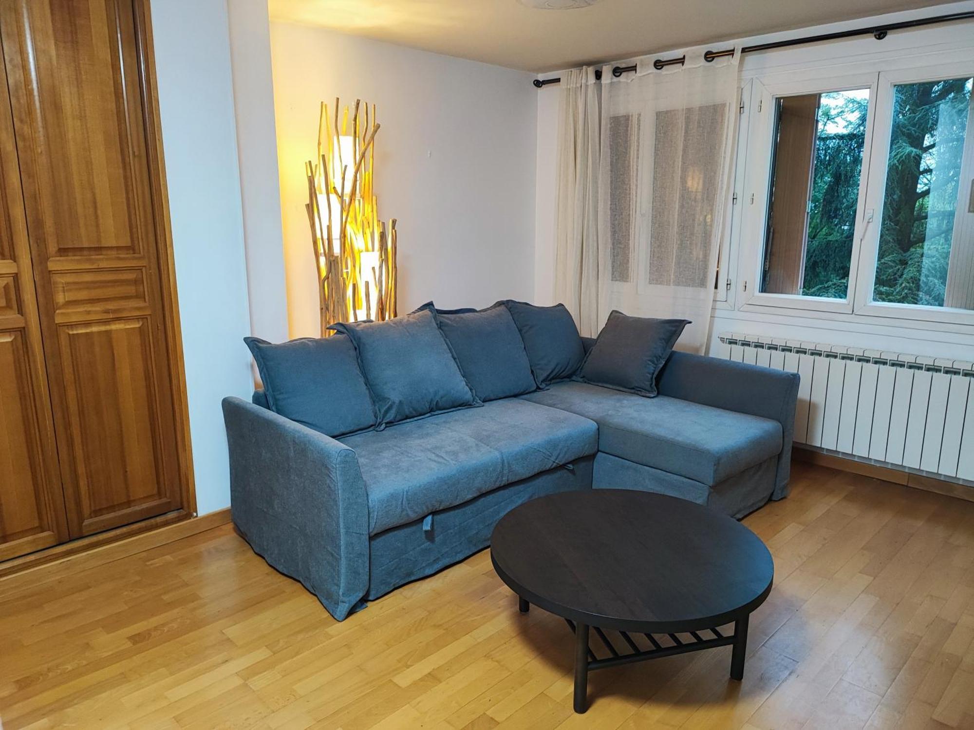 Cette Maison Est La Votre Suresnes